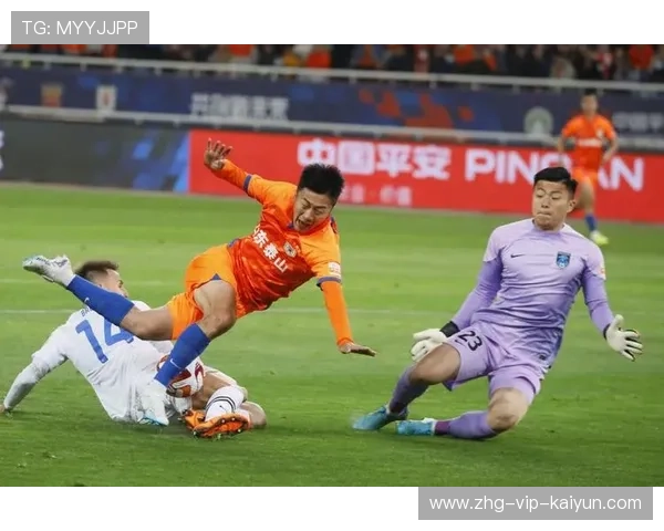 山东泰山中场渗透制造射门机会